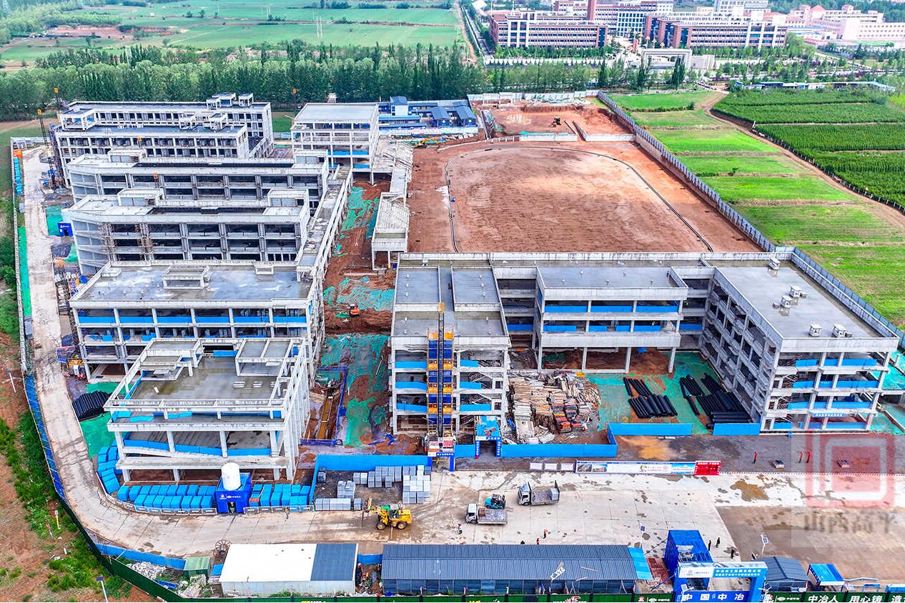 战高温 保进度 我市第十中学校项目“火热”推进