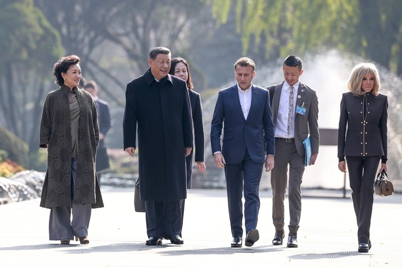 习近平同法国总统马克龙在成都进行友好交流