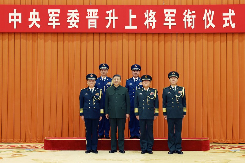 中央军委举行晋升上将军衔仪式 习近平颁发命令状并向晋衔的军官表示祝贺