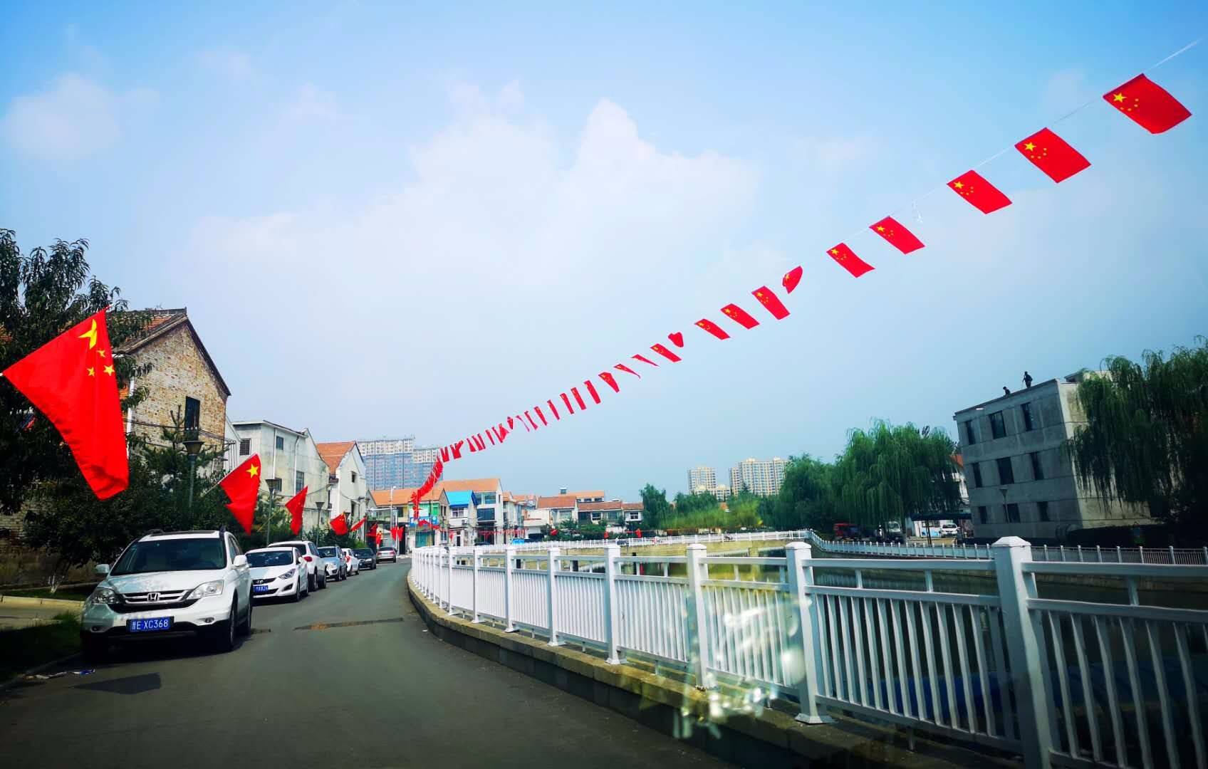 红旗飘飘迎国庆 高平街头别样红