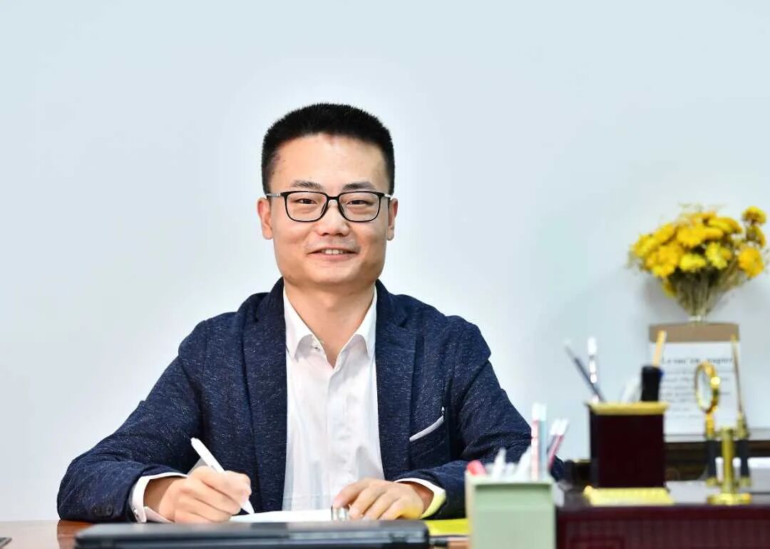  李伟：在渗透文明汁液的土地上拔节生长