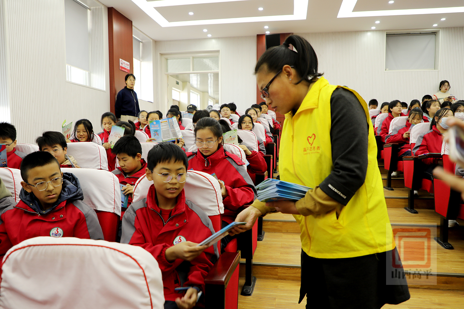  设立青少年维权站 护航青少年健康成长
