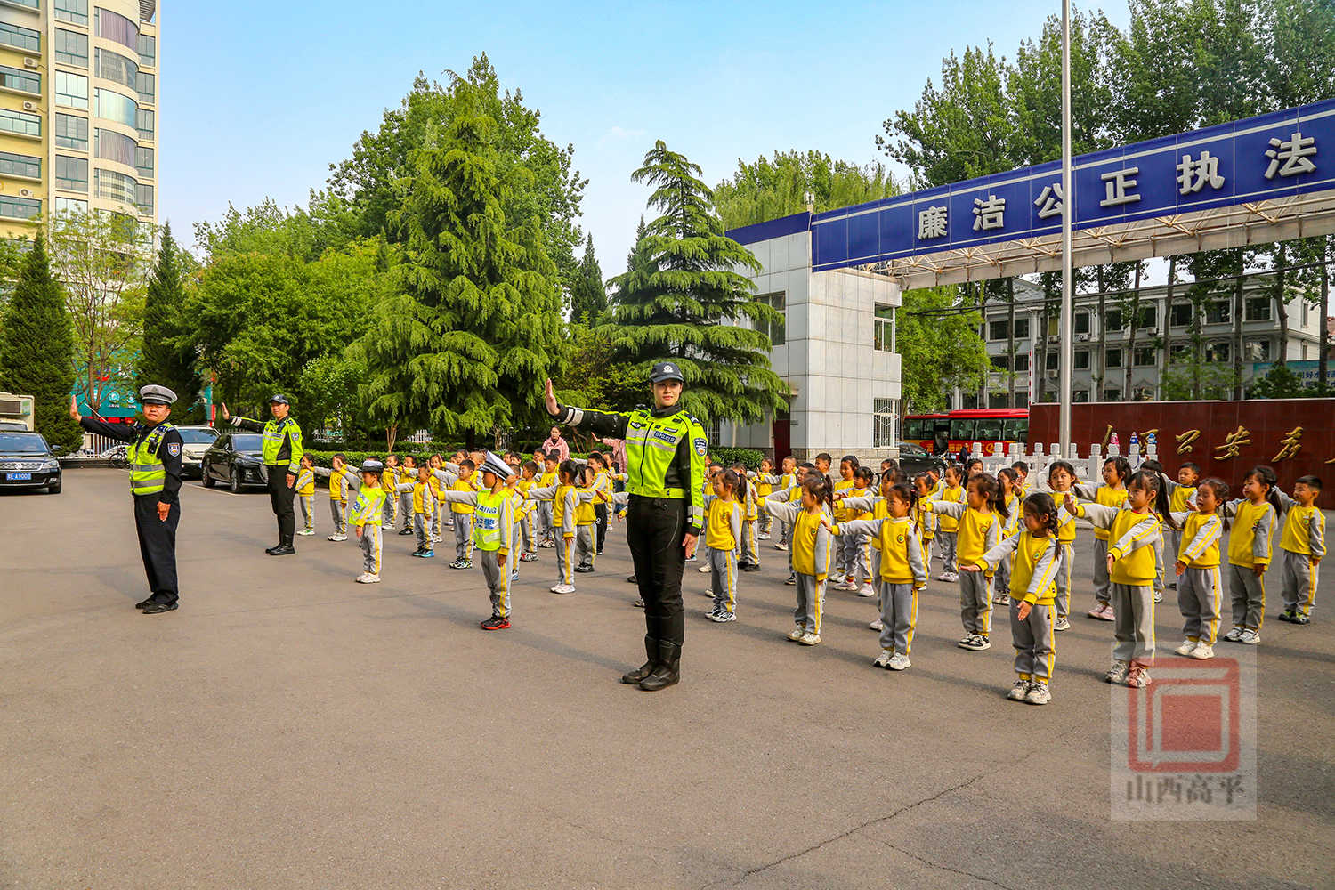  萌娃进警营 暖心致敬学交规