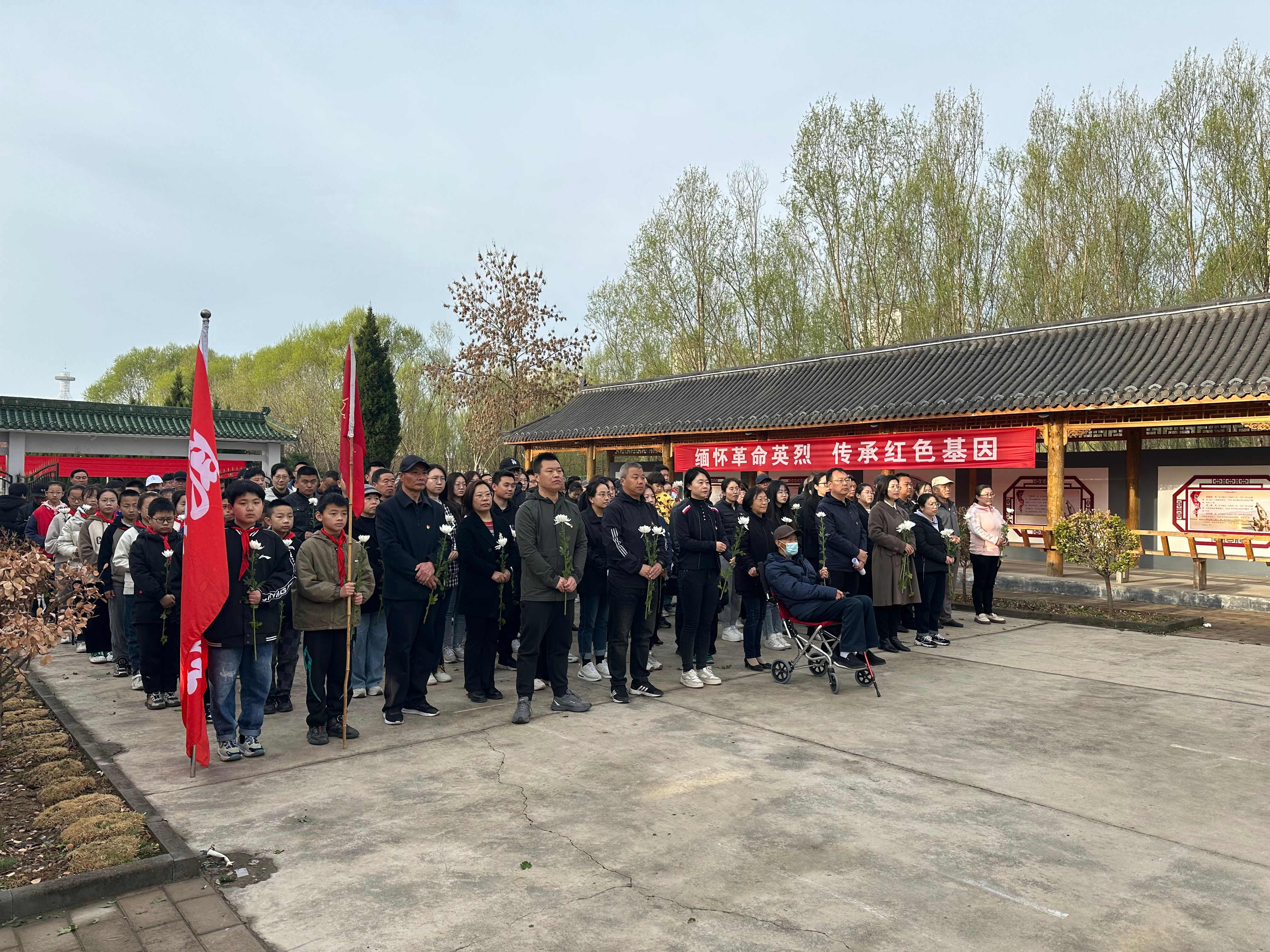 东城街街道：献鲜花 祭英烈