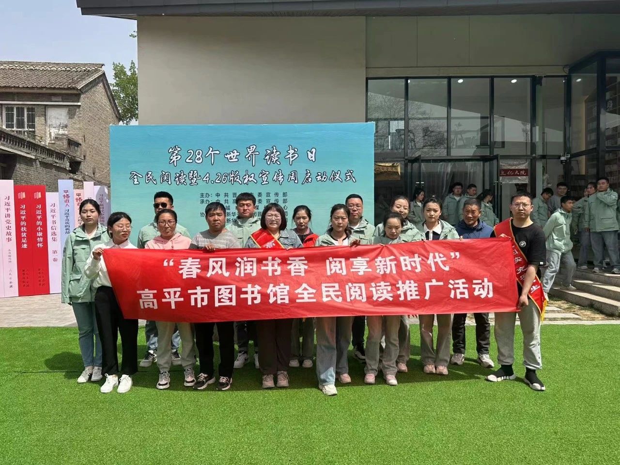 市图书馆开展世界读书日“流动图书车”全民阅读推广系列活动