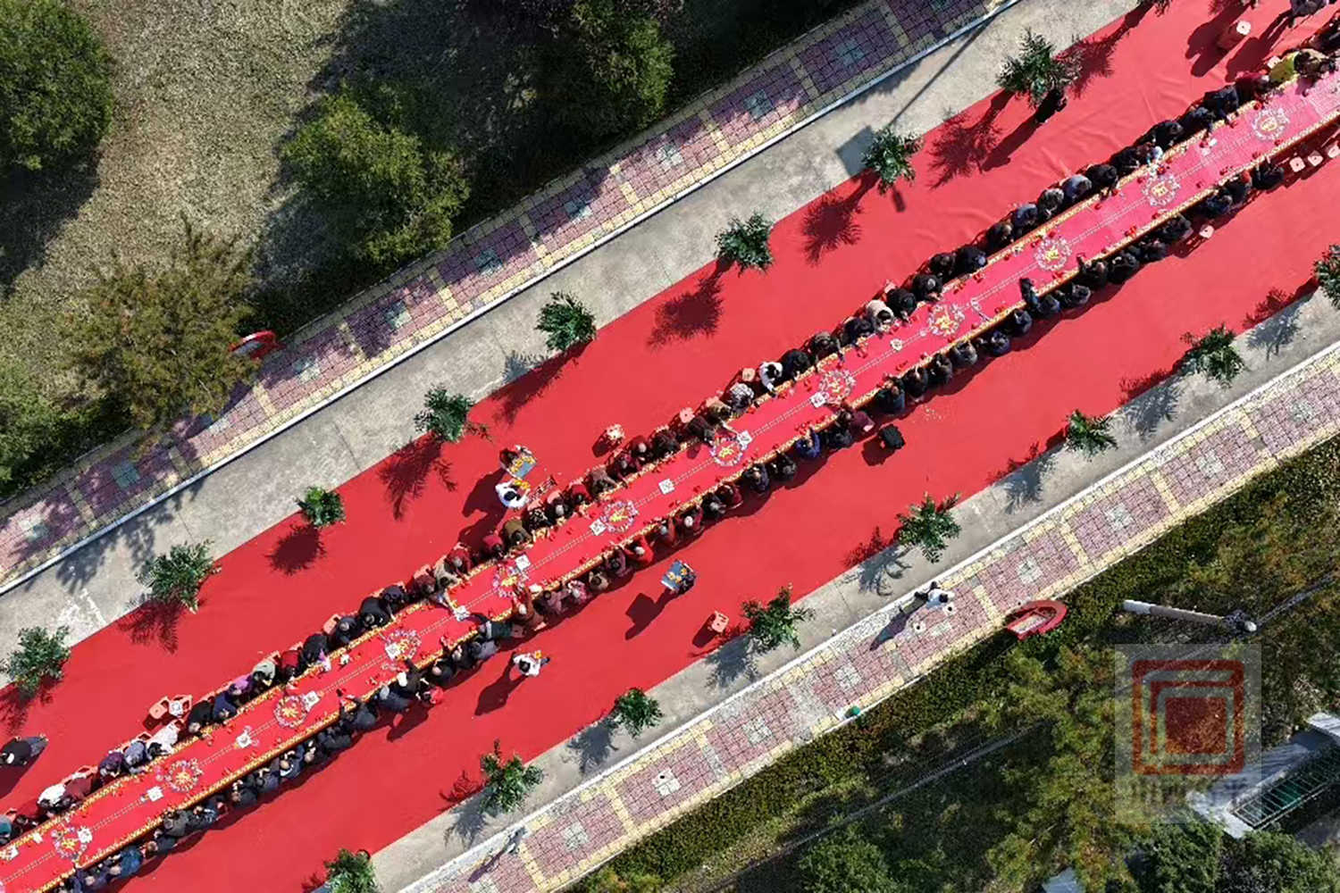 建宁乡皇宜村：重阳敬老长桌宴暖意融融