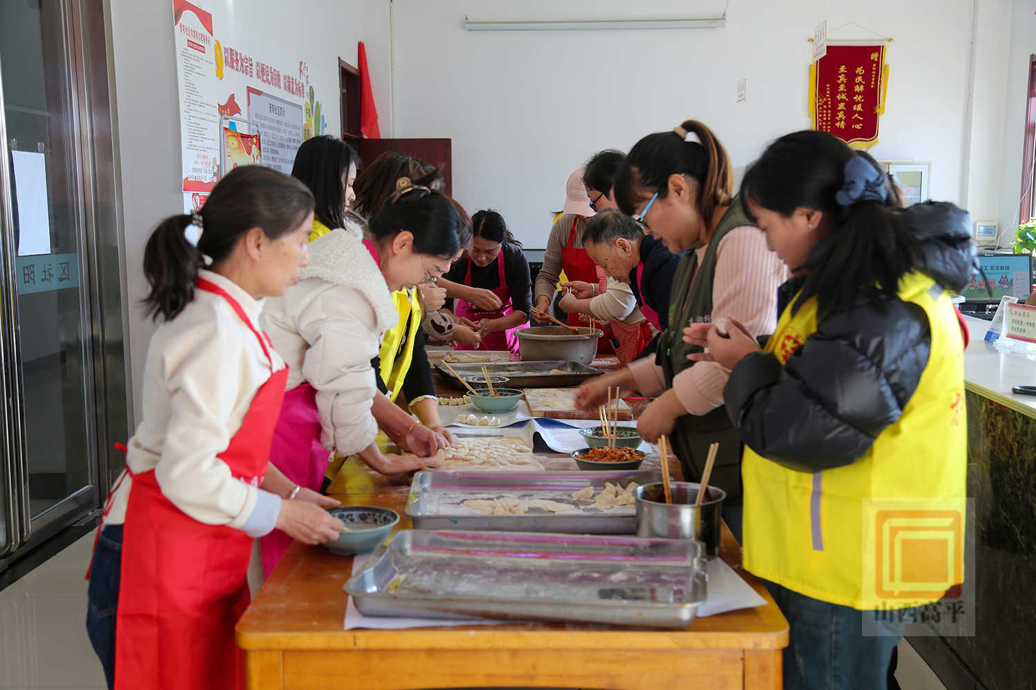 东城街街道晋阳社区开展“浓浓饺子香 暖暖冬至情”主题活动