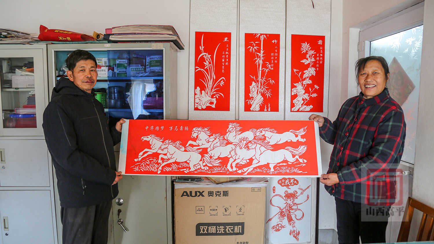 非遗匠心剪骏马 巧制宫灯迎新春