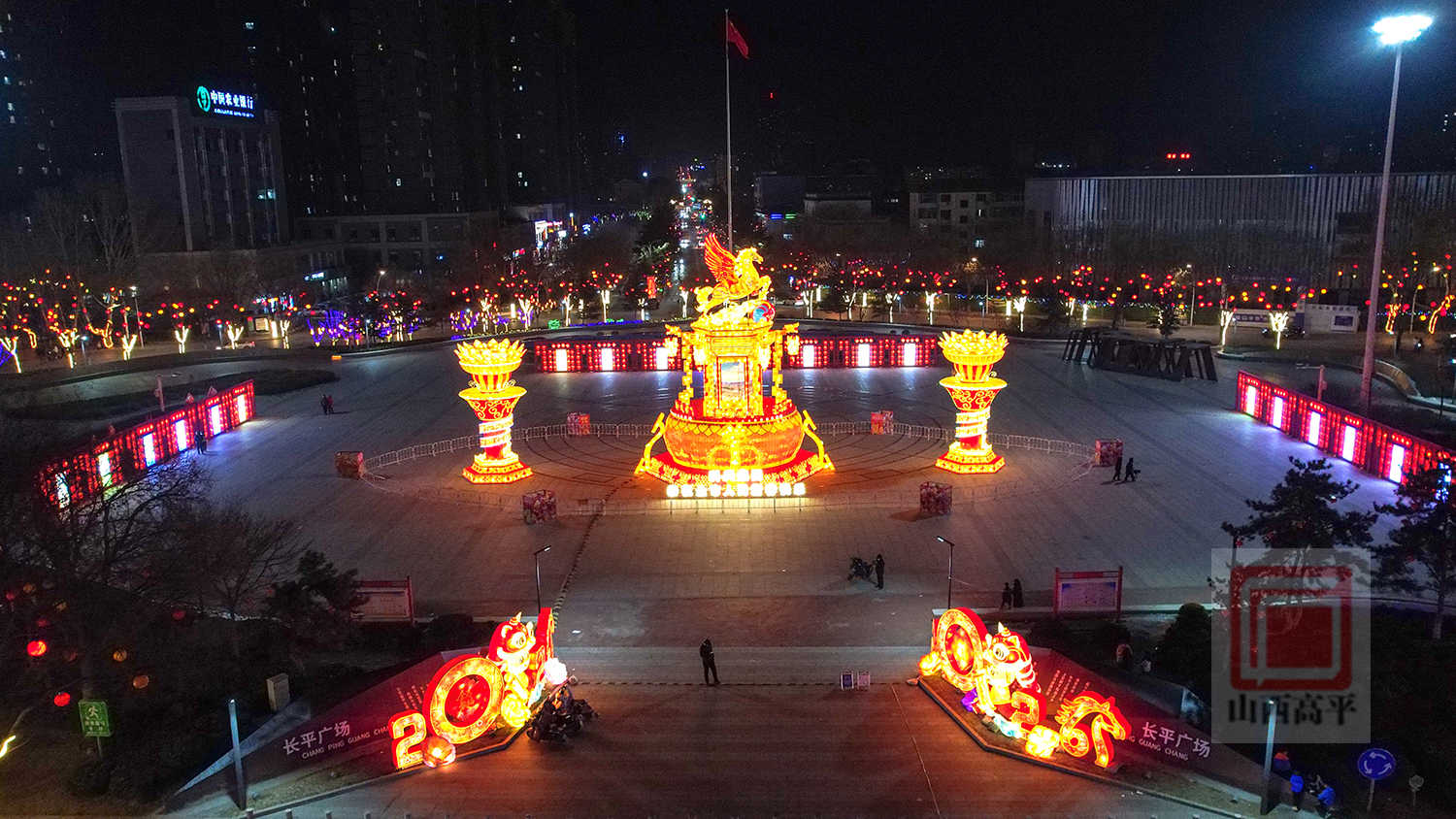璀璨花灯庆新春 街头巷尾年味浓