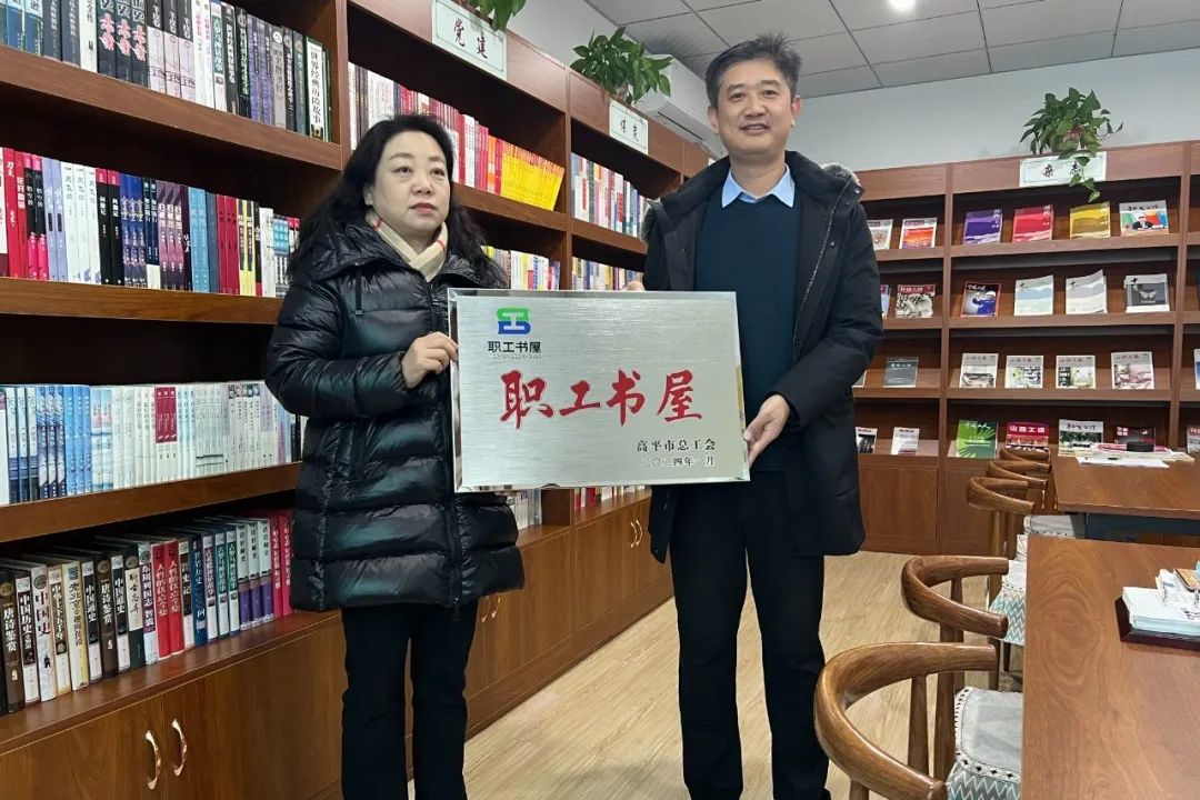 市总工会为6家市级职工书屋授牌