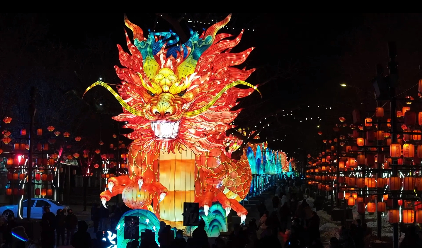 龙灯亮年味浓598米龙灯点亮梦回长平不夜城景区