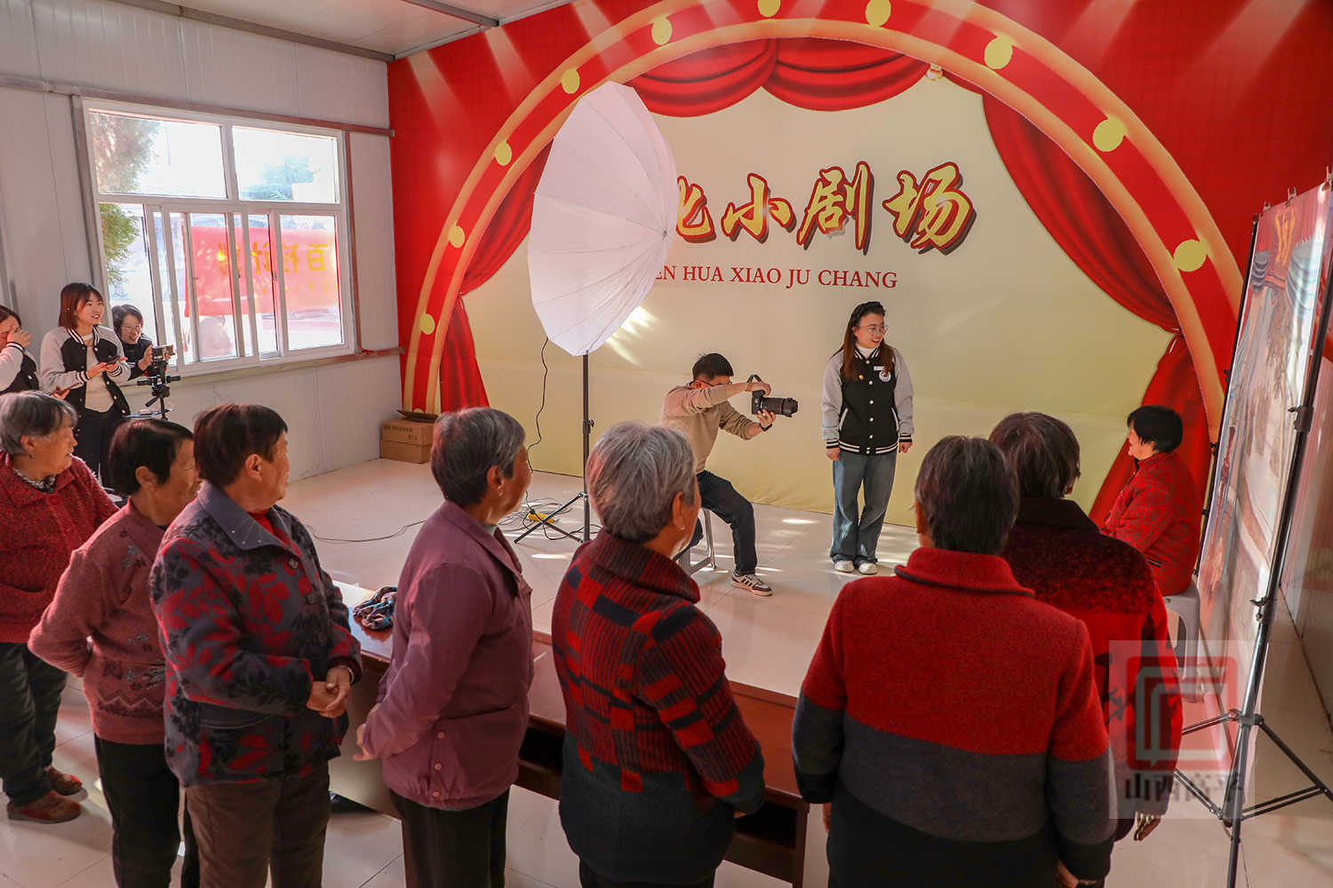 为老人定格幸福瞬间 公益摄影团队把“照相馆”搬进乡村_高平市人民政府网