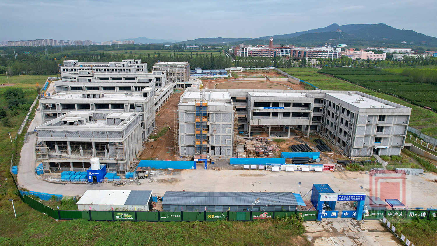 第十中学校项目：国庆坚守不停工 全力冲刺不减速