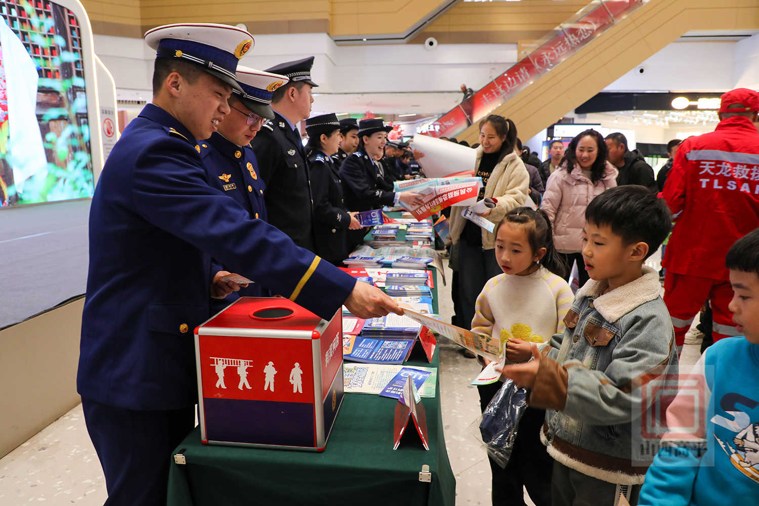 我市开展“110警察节”宣传活动