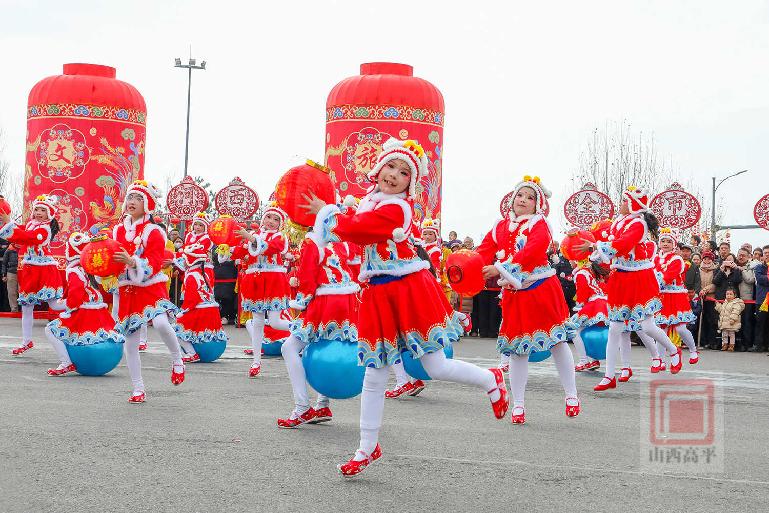 彩车耍乐闹元宵 满城欢腾年味浓