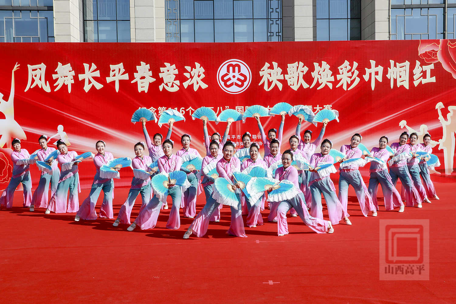 我市举办纪念第116个“三八”国际劳动妇女节秧歌舞大赛