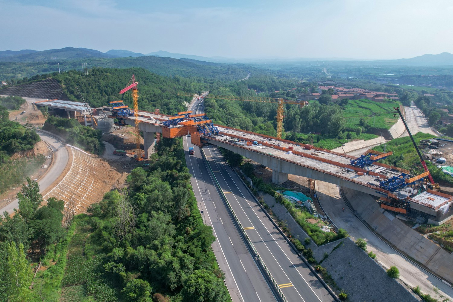 国道208（高平段）改扩建工程跨长晋高速1号桥加快建设