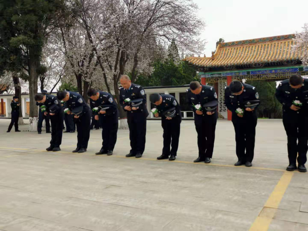 脱帽默哀 垂首悼念