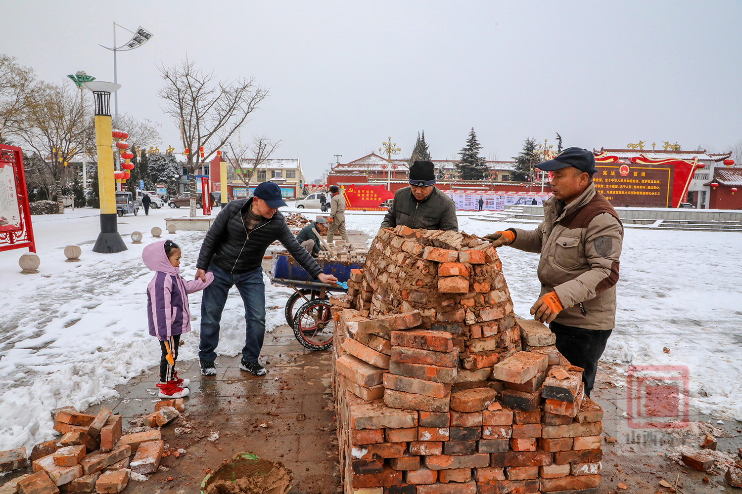 中国年高平味丨垒旺火映出红火年味