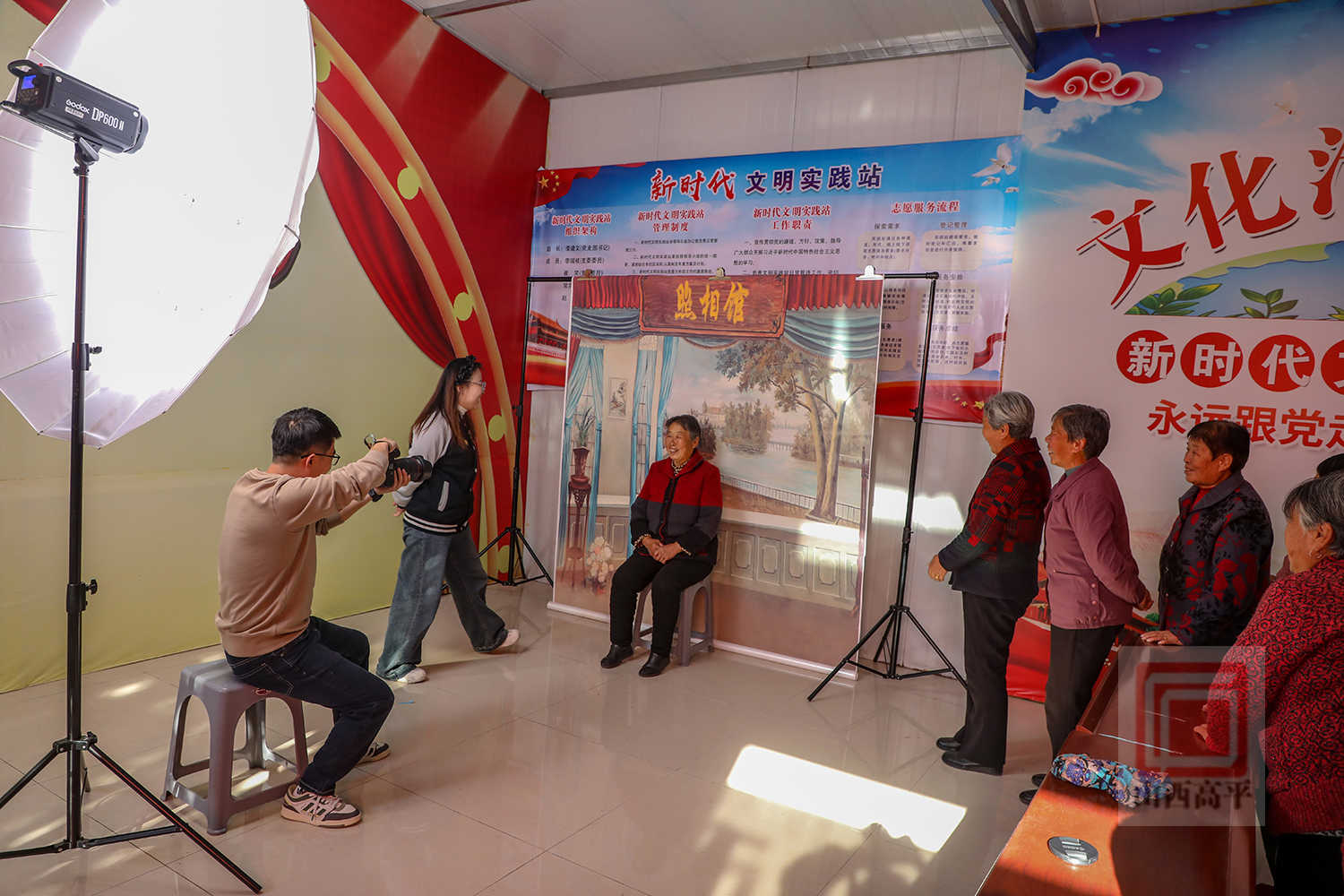 为老人定格幸福瞬间 公益摄影团队把“照相馆”搬进乡村_高平市人民政府网