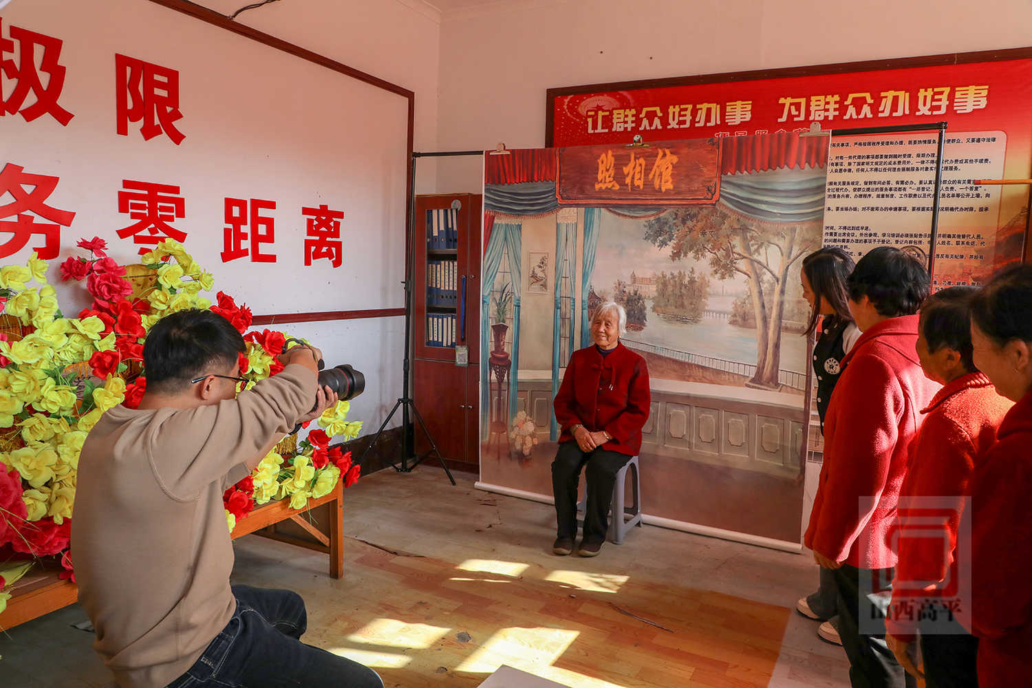 为老人定格幸福瞬间 公益摄影团队把“照相馆”搬进乡村_高平市人民政府网