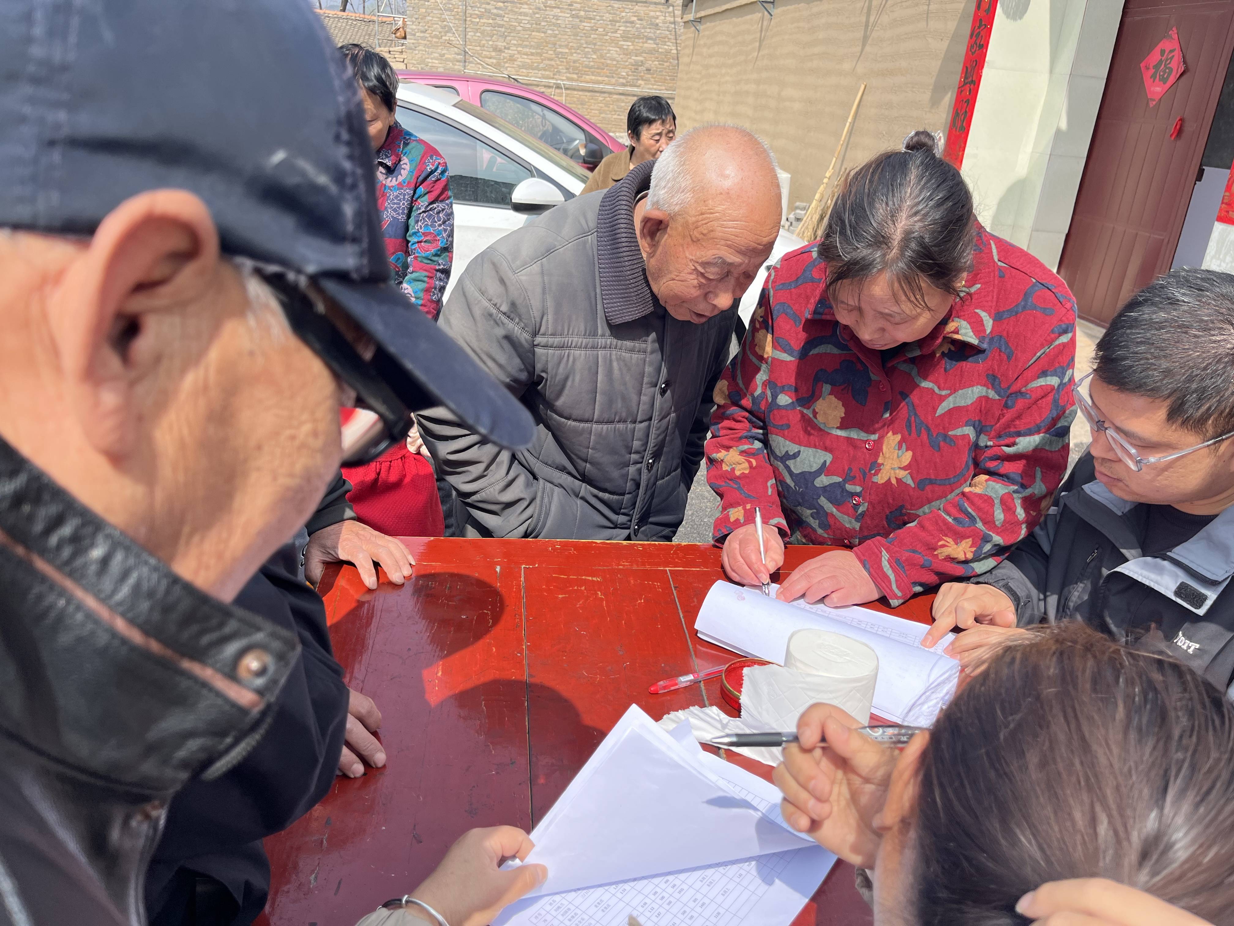 寺庄镇贾村村:土地流转促增收 租金发放助振兴_高平市人民政府网