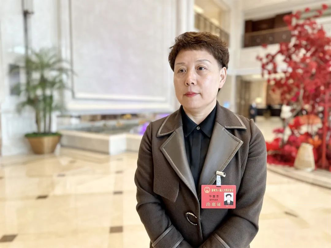 出席晋城市八届人大四次会议的我市人大代表向大会报到